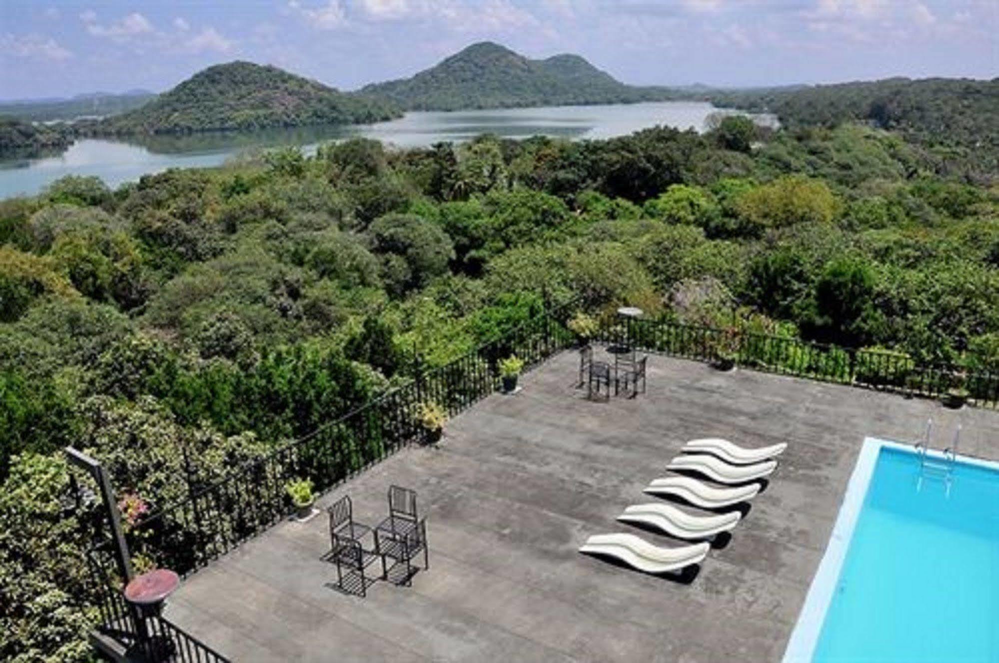 โรงแรมจิริเทล โปลอนนารูวา ภายนอก รูปภาพ